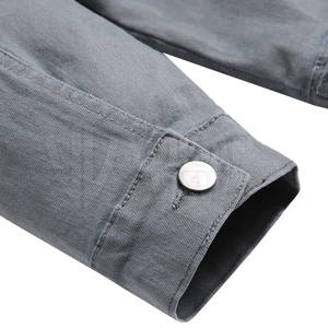 Blouson en jean premium pour homme, coupe ajustée, gris délavé, boutonnage frontal, poches poitrine, ourlet réglable, style décontracté streetwear et workwear - Product Image 3