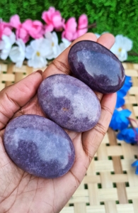 Pierre de paume ovale en Lépidolite naturelle, gravée à la main, de luxe, cristal violet de guérison, Reiki, méditation, soulagement du stress, décoration - Product Image 2