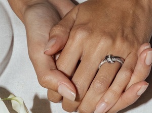 Anillo de Lujo con Eslabones de Metal Mixto Entrelazados, Anillo Apilable de Oro Sólido de 14K y Plata con Detalles de Diamantes para Mujer - Product Image 2