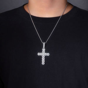 Collier avec pendentif croix plaqué argent avec cristaux en strass, bijoux religieux pour hommes - Product Image 1