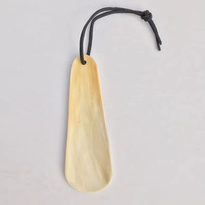 Calzador de Cuerno de Búfalo Auténtico 100% Lujoso Hecho a Mano Ecológico con Tira de Cuero Estilo Moderno Antiguo Tamaño Personalizado - Product Image 1