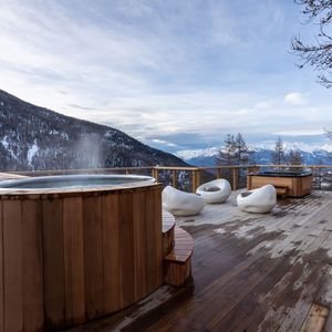 Jacuzzi autoportant en acier inoxydable 304 de 160 cm avec 1 lumière LED, couvercle en cèdre rouge et 1 escalier pour villa extérieure - Product Image 6