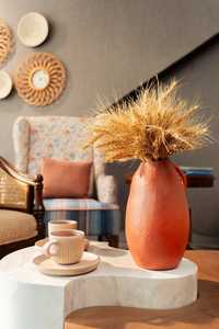 Vase à fleurs en céramique terracotta moderne, vase en métal pour table avec poignée, récipient décoratif minimaliste pour la décoration de la maison - Product Image 2