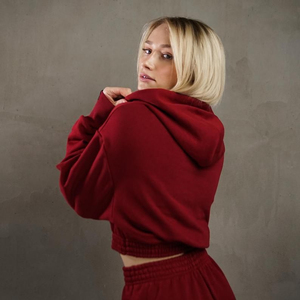 Sudadera con capucha corta para mujer, de nuevo diseño, con logo personalizado, manga murciélago, de tejido grueso, holgada, con cordón ajustable y dobladillo elástico con puños de canalé. - Product Image 3