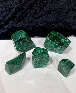 Offre Spéciale : Malachite Naturelle Polie à la Main, Forme Libre, Idéale pour la Décoration Intérieure, le Bureau et les Présentoirs de Cristaux – Disponible à la Vente - Product Image 2