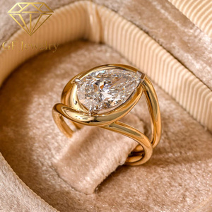 Bague en or jaune 14 carats avec quatre diamants marquise et un diamant central taille princesse, bijou de luxe en diamant de laboratoire. - Product Image 2