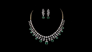 Conjunto de Collar de Plata para Novia con Diamantes Cultivados en Laboratorio y Piedras de Aspecto Esmeralda Verde |   Joyería nupcial de lujo - Product Image 3