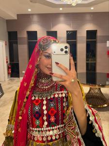 ชุดเจ้าสาวแบบอัฟกันคูชีแท้ๆ ลายหลากหลาย โดดเด่นด้วยงานปักลายปะติดหลากสีสัน และพู่ห้อยประดับเหรียญอย่างหนักแน่น - Product Image 5