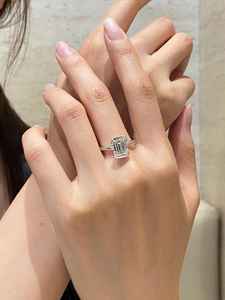 Anillo de compromiso moderno de oro blanco de 14 quilates con diamante de corte esmeralda de 3.02 quilates cultivado en laboratorio y certificado por IGI para mujer, regalo para enamorados. - Product Image 3