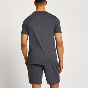 Ensemble T-shirt et short de sport respirant gris foncé pour homme, élégant, confortable et personnalisé, style urbain, avec design - Product Image 4