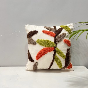 Collection de housses de coussin en coton de bonne qualité avec des designs modernes pour la décoration de canapé et l'ameublement de chambre, disponible à la vente - Product Image 1