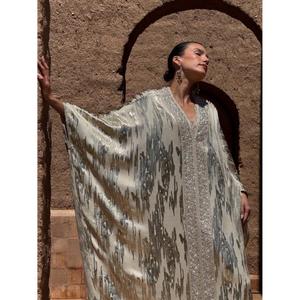 Kaftan deux pièces surdimensionné à col en V, en soie irisée, pièce maîtresse ornée de perles sur le devant. - Product Image 5