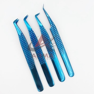 Pince à épiler pour extensions de cils en acier inoxydable bleu titane de précision, durable, à prise lisse, testée à la main, avec logo personnalisé et pointe en fibre - Product Image 1