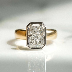 Anillo de Boda con Diamante de Laboratorio de Corte Radiante Engastado en Bisel en Oro Amarillo de 14K, Certificado IGI, Claridad VVS, Estilo Minimalista, en Oferta - Product Image 1