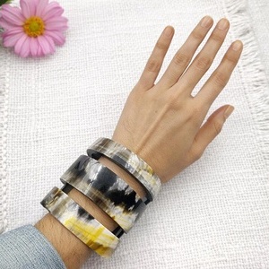 Brazalete Moderno de Cuerno de Búfalo Natural Pulido, Ecológico, de Color Natural, Regalo de f s international - Product Image 6