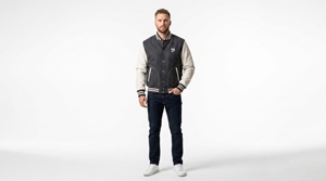 Chaqueta Varsity para Hombre, Mangas de Cuero PU, Cuerpo Gris Oscuro, Detalles en Crema, Cierre de Botones Frontales, Cuello Camisero, Estilo Casual - Product Image 3