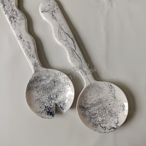 Cuillère de service artisanale pour salade, en résine noire, blanche et orange, motif vague, compatible lave-vaisselle, Artizon Studio - Product Image 2
