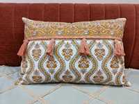 Housse de coussin lombaire artisanale à imprimé floral avec pompons et bordure tressée