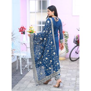 Traje de Diseñador con Bordado Floral y Pedrería para Fiestas - Product Image 3
