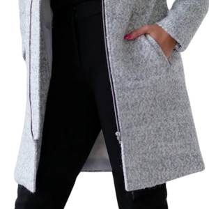 Abrigo Largo Gris para Mujer AKA Olivia, Inspirado en la Hermandad, Elegante Ropa de Invierno, Chaqueta Premium y Estilosa - Product Image 6