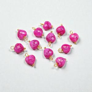 Pendentif en pierre précieuse en forme de cœur, rubis teinté |   Charme en argent sterling 925 plaqué or avec pierre rouge intense - Product Image 1