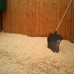 Litière en copeaux de bois de pin naturel pour chevaux - Matériau doux et absorbant pour les stalles, les granges, les centres d'équitation et l'utilisation à la ferme - Product Image 2