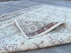 Vibrante Alfombra Bereber Marroquí Tejida a Mano con Patrones Geométricos, Camellos, Casas y Estrellas - Product Image 4