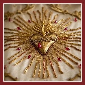 Patch brodé fait main en or massif Cœur Sacré, pour frontal d'autel d'église, voile de calice, vêtement liturgique, bannière catholique - Product Image 4