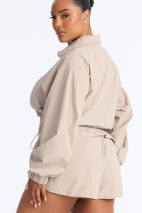 Ensemble deux pièces décontracté et sportif pour femme : veste coupe-vent courte beige à demi-zip et short à taille élastique - Product Image 2