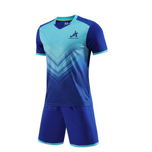 Tenue de football fabriquée en tissu respirant conçu pour garder les joueurs au frais et au sec pendant les matchs de football intenses - Product Image 1