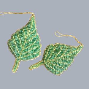 Décoration suspendue en feuilles vertes perlées avec zari |   Ornement brodé pour Ramadan, Eid et Noël |   Porte-clés faits à la main en gros - Product Image 3