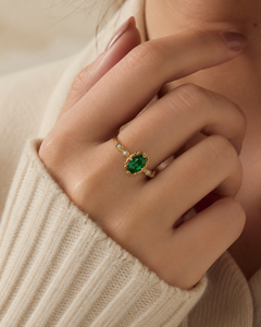 Bague vintage en argent 925 plaqué or jaune 14 carats pour femme, avec pierre centrale ovale verte et pierres latérales accentuées serties à griffes - Product Image 5