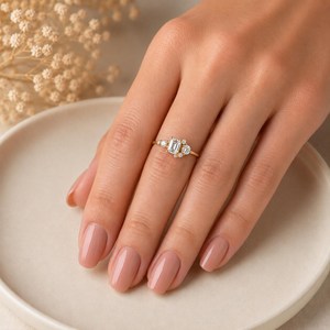 Anillo de aniversario de oro macizo con diamantes cultivados en laboratorio de 0.76 ct, corte esmeralda brillante y corte redondo, color DEF, claridad VS VVS - Product Image 6