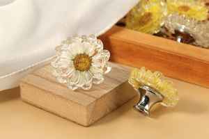 Perillas para cajones de armario con diseño de margarita amarilla, perillas de resina para armario con margarita, flor transparente grabada a medida - Product Image 3