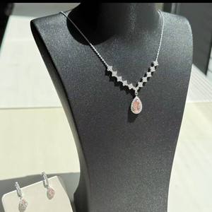 จี้เพชรทรงลูกแพร์และทรงกลมที่ได้รับการรับรองจาก IGI ประดับด้วยเพชรที่เพาะเลี้ยงในห้องปฏิบัติการ  ตัวเรือนทำจากทองคำขาว ทองคำเหลือง หรือเงิน พร้อมเพชรที่มีความใสระดับ VVS และ VS - Product Image 1