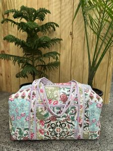 Bolsa de Viaje Grande de Algodón Acolchado Hecha a Mano con Diseño Estampado en Bloque, Bolsa de Mano para Mujer - Product Image 2