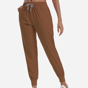 Nouvel ensemble de blouses d'infirmière unisexe haut de gamme 2026 – Uniforme confortable et pratique avec pantalon jogger en tricot 100 % polyester – Marque privée - Product Image 6
