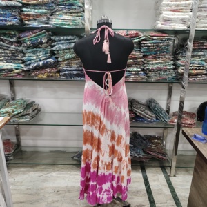 Vestido maxi tie-dye para mujer, cuello halter, sin mangas, corte holgado, estilo bohemio, para playa o vacaciones, con abertura frontal y bordado. - Product Image 3