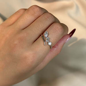 Bague de fiançailles tendance pour femme en argent sterling 925 avec trois pierres, style ouvert, émeraude marquise et moissanite taille brillant - Product Image 1