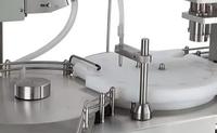 Machine de remplissage et de scellage semi-automatique pour liquides, idéale pour les petits flacons aérosols, les huiles essentielles et les cosmétiques.