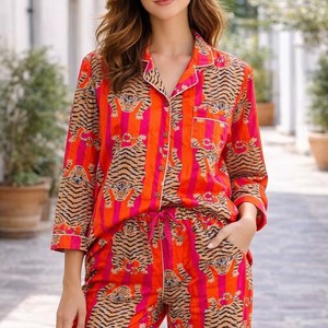 Ensemble de pyjama imprimé animal 100% polyester, col rabattu, manches trois quarts, longueur intégrale, fermeture boutonnée, vêtements de détente pour femmes - Product Image 1