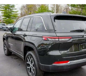 VENTA RÁPIDA Grand Cherokee Limited SUV USADO EN EXCELENTES CONDICIONES, lTurbo Automático, Volante a la Izquierda, Interior de Cuero, Neumáticos R21, Techo Corredizo - Product Image 4
