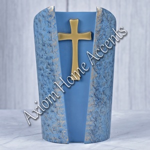 Urna funeraria clásica de latón con detalles intrincados Tapa segura para cenizas Pieza conmemorativa elegante de Axiom Home Accents - Product Image 5