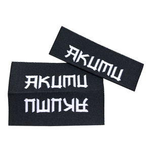 Etiquetas personalizadas para el dobladillo de camisetas, etiquetas para las mangas, etiquetas centrales plegables, etiquetas tejidas negras con logotipo. - Product Image 3