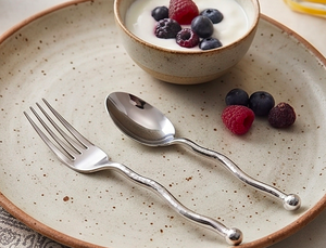 Ensemble de couverts de design rond haut de gamme en acier inoxydable avec finition miroir, idéal pour une table élégante, utilisation en hôtel, restaurant et usage quotidien. - Product Image 6