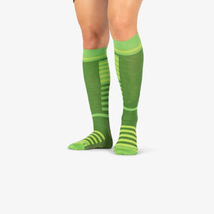 Chaussettes de sport respirantes pour jeunes à prix abordable avec logo et couleurs personnalisés en coton/fibre de bambou, hauteur genou, pour football et basketball - Product Image 4