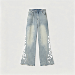 Pantalon en jean bleu clair à jambes larges pour homme, taille élastique, délavage blanchi, imprimé graphique, style décontracté d'été - Product Image 1