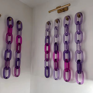 Finition lisse et polie pour plus de confort. Chaîne à maillons en résine qui soutient les tendances de bijoux audacieux et volumineux. - Product Image 1