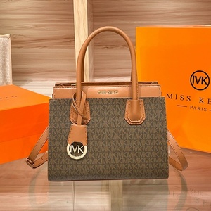 กระเป๋าโท้ทผู้หญิงมิสเคอิหนัง PU ตกแต่งลายตัวอักษรคลาสสิกกระเป๋าสะพายข้าง - Product Image 3