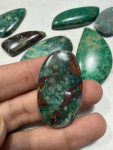 Pierre précieuse naturelle Chrysocolle ovale cabochon verte avec matrice rouge pour la fabrication de bijoux, pierre brute polie - Product Image 4